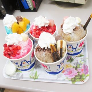 .
通学路に子供の姿が見えなくなったと思ったら夏休みでした。皆様如何お過ごしでしょうか。障害者支援施設・藤美寮です。  藤美寮では毎月一回「お楽しみおやつ」という日を設けています。栄養士さん考案の季節に応じたメニューを振る舞うのですが、今月は夏らしく「かき氷」でした。  まるで南国のカフェで出てくるようなインスタ映え間違いナシの逸品に、利用者の皆様はもちろんのことお相伴にあずかった職員もリゾート気分になった夏の午後でした♪
.
.
.
#障害者支援施設　#藤美寮　#たかしま会　#リゾート　#おやつの時間　#かき氷　#南国　#介護職の人とつながりたい　#７月　#夏休み　#月替りおやつ　#また来月