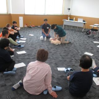 .
朝出勤したら網戸の下にクワガタムシがいました。子供の頃はカブトムシ探しに炎天下でも自転車で走り回ったものですが、最近の気候ではとてもムリですね、障害者支援施設・藤美寮です。  ７月１６日、マキノ救急分遣所の方を講師にお招きし、救命講習を実施しました。年一回の機会ではありますが、皆さん真剣な表情での受講となりました。研修はできるだけ全員が受講できるように２日間に分けて行います。緊急時にいかに素早く適切な対応が取れるかは訓練を受けてこそだと思います。普段から気をつけていても事故は起こるものという意識を持って、利用者の皆様の安全を保障していきたいと思います！
.
.
.
#たかしま会　#障害者支援施設　#救命講習　#１１９　#心肺蘇生法　#AED　#マキノ　#介護職の人と繋がりたい　#ドクターヘリ　#ドクターカー　#藤美寮