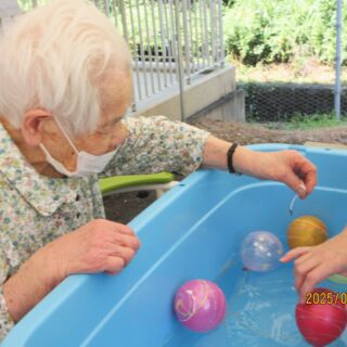 .
こんにちは、藤波園です。  7月23日（水）に夏祭りを行いました。午前は、輪投げやヨーヨー釣りといった縁日を行い、昼食は鉄板焼きを中心とした豪華な食事を楽しんでいただき、午後からは職員の手作りやぐらを中心に、利用者様と職員で高島音頭を踊りました。  利用者様より、「いくつになっても祭りは楽しい。」と大変喜んでいただきました。今後も利用者様の思い出に残る行事を計画していきたいと思います。
.
.
.
#たかしま会 #藤波園 #夏祭り #養護老人ホーム #高齢者施設 #レクリエーション #福祉サービス #介護サービス #施設入所 #利用者募集 #滋賀県 #高島市 #マキノ町 #縁日 #輪投げ #ヨーヨー釣り #盆踊り #高島音頭