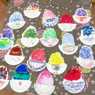 .
こんにちは、デイサービスセンター藤です。  今週の創作活動は画用紙にステンシル技法を使って、かき氷を作りました。暑いこの季節にぴったりな作品に仕上がり、見ていても涼しい気分になります。
.
.
.
#創作活動 #かき氷 #生活介護 #障がい者施設 #社会福祉法人 #たかしま会 #デイサービスセンター藤 #滋賀県 #高島市 #マキノ町