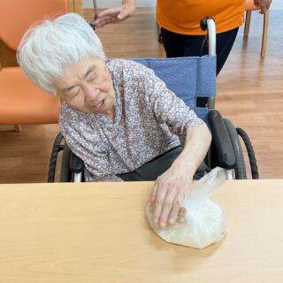 .
こんにちは、デイサービスセンター藤です。  先週の活動『お楽しみおやつ』は、クッキーつくりをしました。薄力粉＋ホットケーキミクスに砂糖、油をビニール袋に入れてモミモミ・・・。ちょうどよい硬さになったらクッキングシートに一口大にした生地を並べて電子レンジで焼き上げ、仕上げにチョコソースをかけたら“しっとりクッキー”の出来上がり。外はサクサク中はしっとりとして美味しかったです。
.
.
.
#お楽しみおやつ #クッキー #生活介護 #障がい者施設 #社会福祉法人 #たかしま会 #デイサービスセンター藤 #滋賀県 #高島市 #マキノ町
