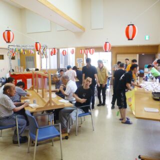 .
こんにちは、藤美寮です。
先日、夏のレクリエーション行事として、ミニ夏祭りを実施しました。  会場では、ヨーヨーつりや花火大会の動画の上映など、さまざまな催しが行われました。盆踊り会場をイメージした食堂では、かき氷とフランクフルトがふるまわれたほか、ペットボトルのジュースを的にした輪投げなども行いました。  先月のふじみ寮祭りと比べるとささやかな催しでしたが、利用者さん達は和やかな雰囲気で、夏祭り気分を満喫していました。
.
.
.
#高島市　#マキノ町　#障害者施設 #夏祭り #レクリエーション #福祉施設イベント　#季節の行事　#ヨーヨーつり　#すだれ工作　#思い出づくり #たかしま会 #藤美寮