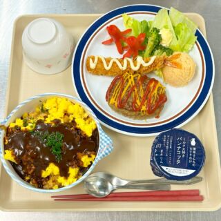 .
こんにちは、厨房センターです。
.
先日藤美寮にて8月のお誕生日会が開催され、
お誕生日メニューを提供しました👨🏻‍🍳✨
.
.
🍽️メニュー🍽️
🌿デミオムライス
🌿ハンバーグ
🌿エビフライ
🌿タコさんウインナー
🌿タラモサラダ
🌿パンナコッタ
.
.
.
#たかしま会 #藤美寮 #お誕生日会 #お楽しみ会 #行事食 #障害者施設 #障がい者支援 #養護老人ホーム #高齢者施設 #藤波園 #障がい者デイサービス #デイサービスセンター藤 #アンフィニ #就労継続支援B型 #藤の樹工房 #障がい者グループホーム #グループホーム #藤美相談支援事業所 #地域貢献事業行こカー #福祉事業所 #福祉施設 #介護施設 #福祉サービス #介護サービス #滋賀県 #高島市 #マキノ町 #メタセコイア並木 #白髭神社 #利用者募集