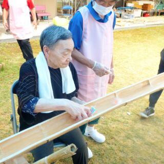 .
こんにちは、藤波園です。  8月27日（水）に8月のお楽しみ会を行いました。今回は、夏の風物詩である、流しそうめんを中庭で行いました。流しそうめんは初めての試みでもあり、利用者様に喜んでいただけるか心配でしたが、実際に体験していただくとそうめんを必死に取ろうと大変喜んでおられました。そうめんの他にお菓子も一緒に流し、楽しい雰囲気の中、盛会に終える事が出来ました。昼食は、厨房手作りのお弁当やデザートを好きな場所で摂っていただき、普段と違った場所での食事も喜んでおられました。  今後のお楽しみ会も、利用者様に喜んでいただける内容を計画していきたいと思います。
.
.
.
#たかしま会 #藤波園 #養護老人ホーム #高齢者施設 #レクリエーション #福祉サービス #介護サービス #施設入所 #利用者募集 #滋賀県 #高島市 #マキノ町 #お楽しみ会 #流しそうめん #かき氷