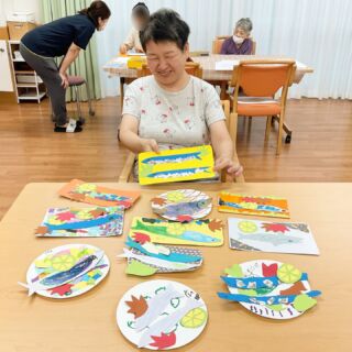 .
こんにちは、デイサービスセンター藤です。  今週の創作活動の時間は、秋の味覚“秋刀魚（さんま）”を作りました。みなさん色とりどりのお皿に今が旬の秋刀魚を置いて、レモンなど好きなトッピングをして出来上がり。美味しそうですね👍
.
.
.
#秋刀魚 #秋の味覚 #創作活動 #生活介護 #障がい者施設 #社会福祉法人 #たかしま会 #デイサービスセンター藤 #滋賀県 #高島市 #マキノ町